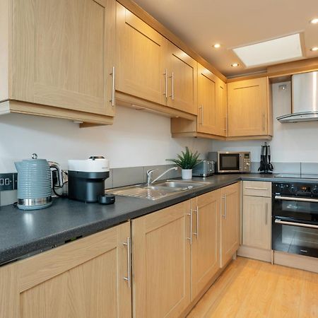 Starhost Residences - Central 3 Bed Apartment At Regents Court, Newbury نيوبري المظهر الخارجي الصورة