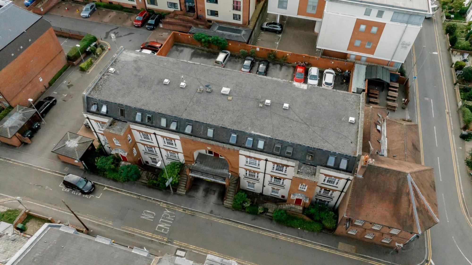 Starhost Residences - Central 3 Bed Apartment At Regents Court, Newbury نيوبري المظهر الخارجي الصورة