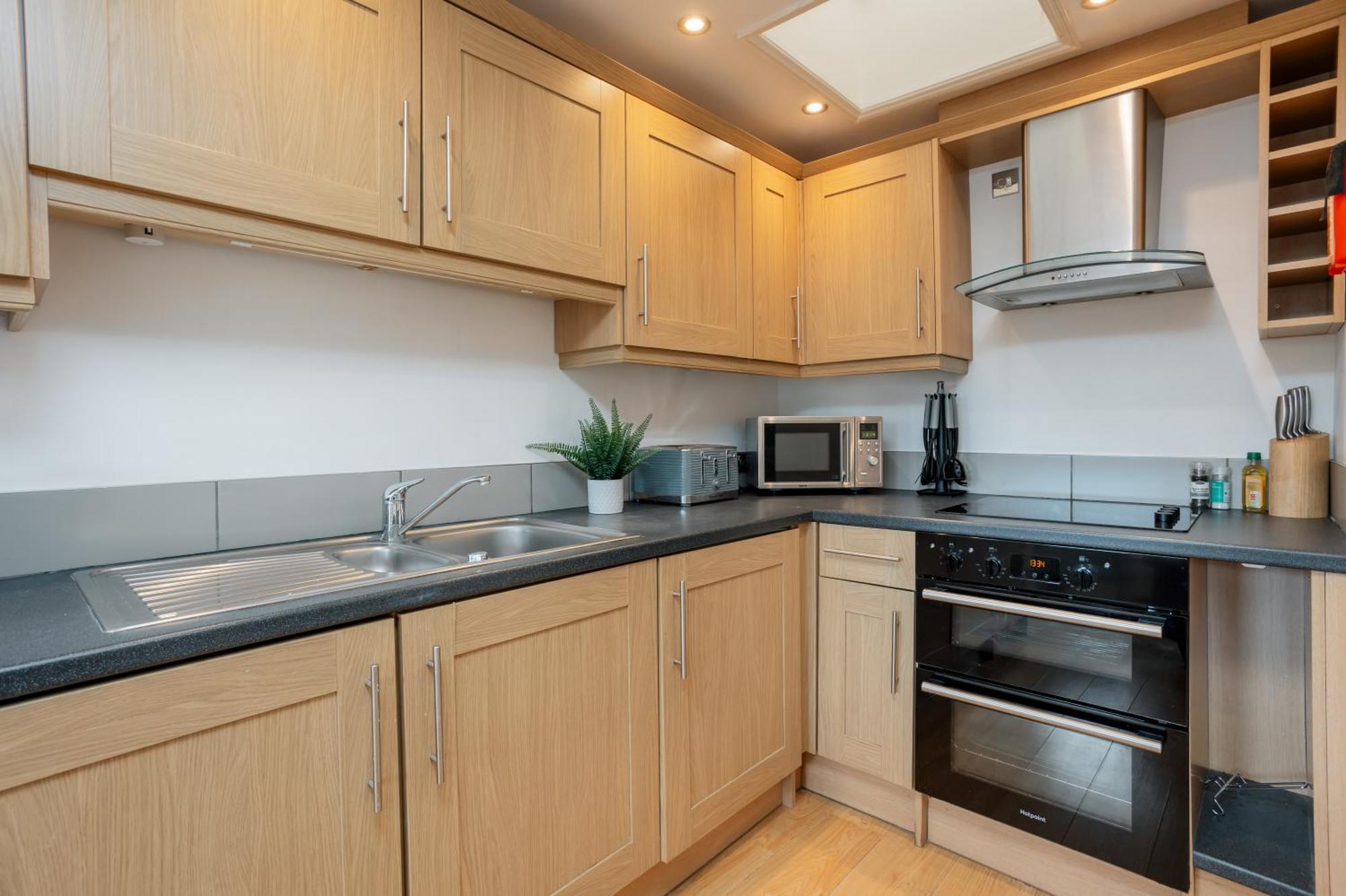 Starhost Residences - Central 3 Bed Apartment At Regents Court, Newbury نيوبري المظهر الخارجي الصورة