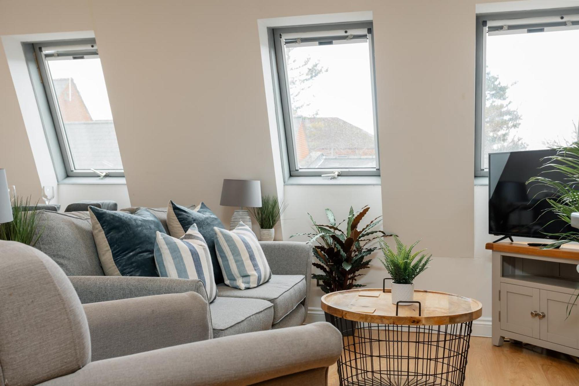 Starhost Residences - Central 3 Bed Apartment At Regents Court, Newbury نيوبري المظهر الخارجي الصورة