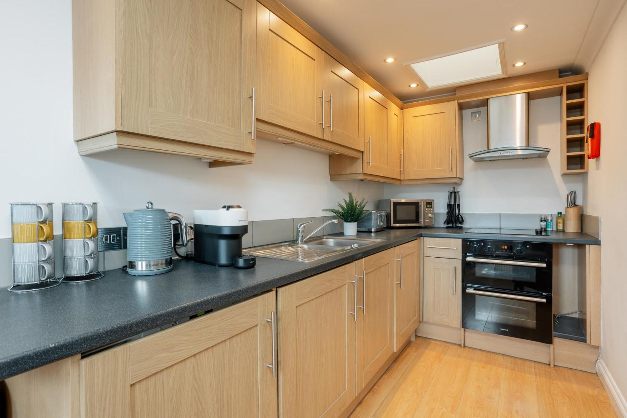 Starhost Residences - Central 3 Bed Apartment At Regents Court, Newbury نيوبري المظهر الخارجي الصورة