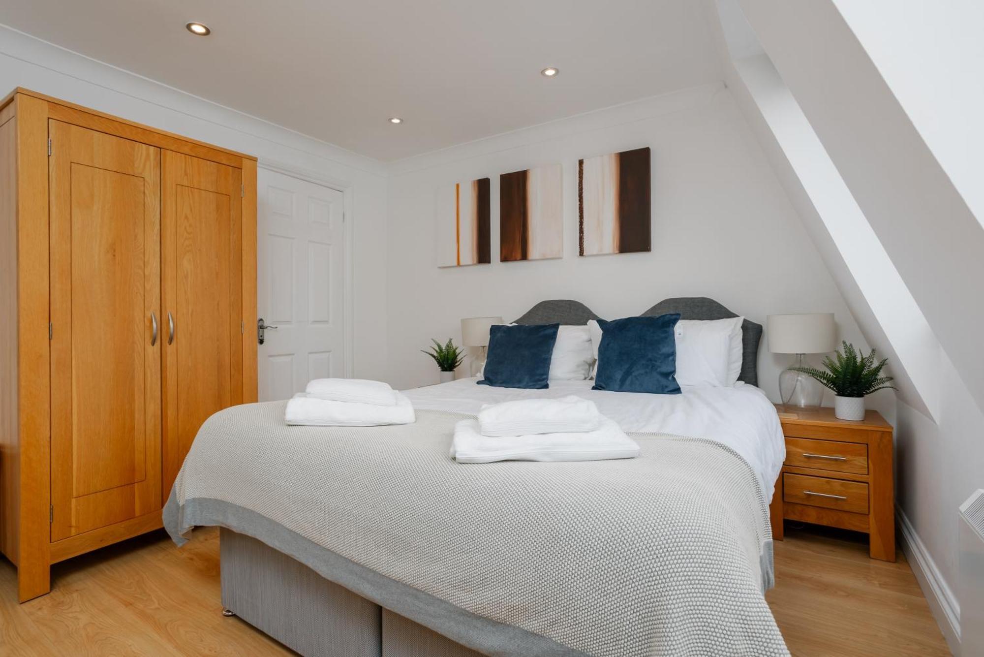 Starhost Residences - Central 3 Bed Apartment At Regents Court, Newbury نيوبري المظهر الخارجي الصورة