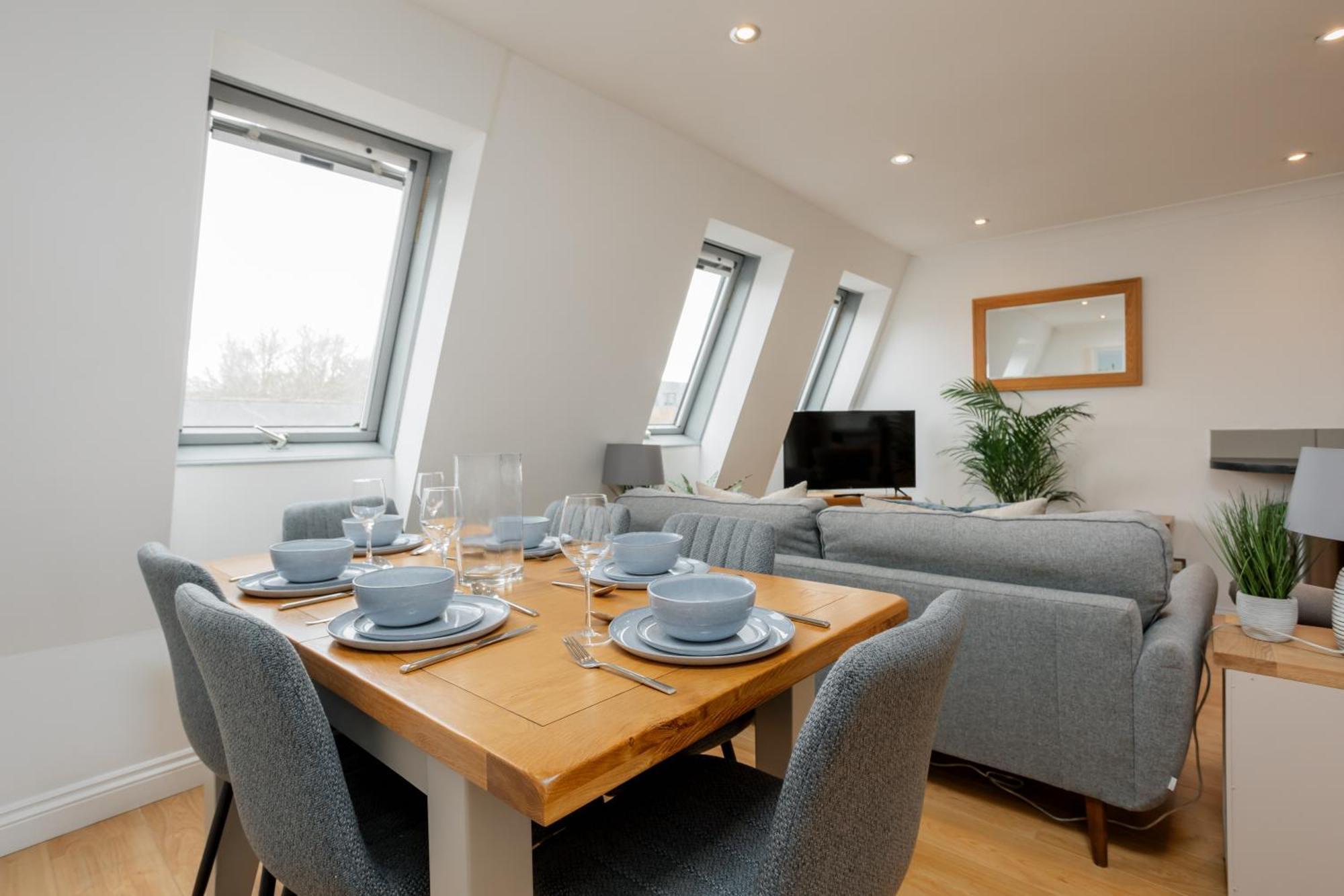Starhost Residences - Central 3 Bed Apartment At Regents Court, Newbury نيوبري المظهر الخارجي الصورة