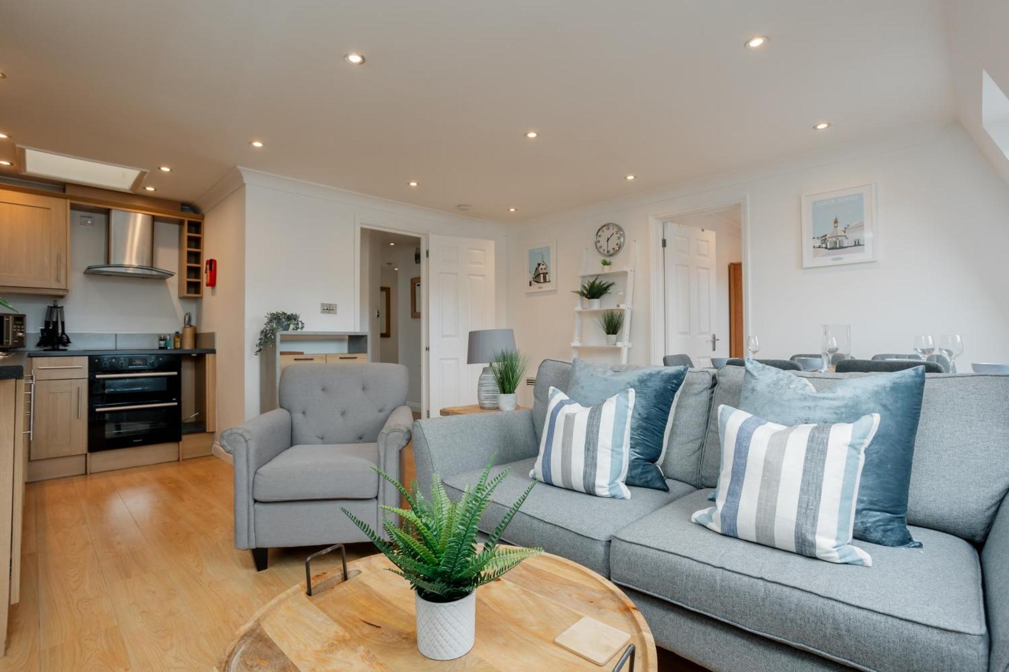 Starhost Residences - Central 3 Bed Apartment At Regents Court, Newbury نيوبري المظهر الخارجي الصورة