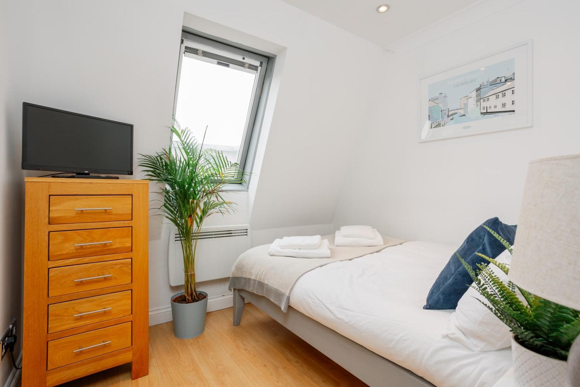Starhost Residences - Central 3 Bed Apartment At Regents Court, Newbury نيوبري المظهر الخارجي الصورة