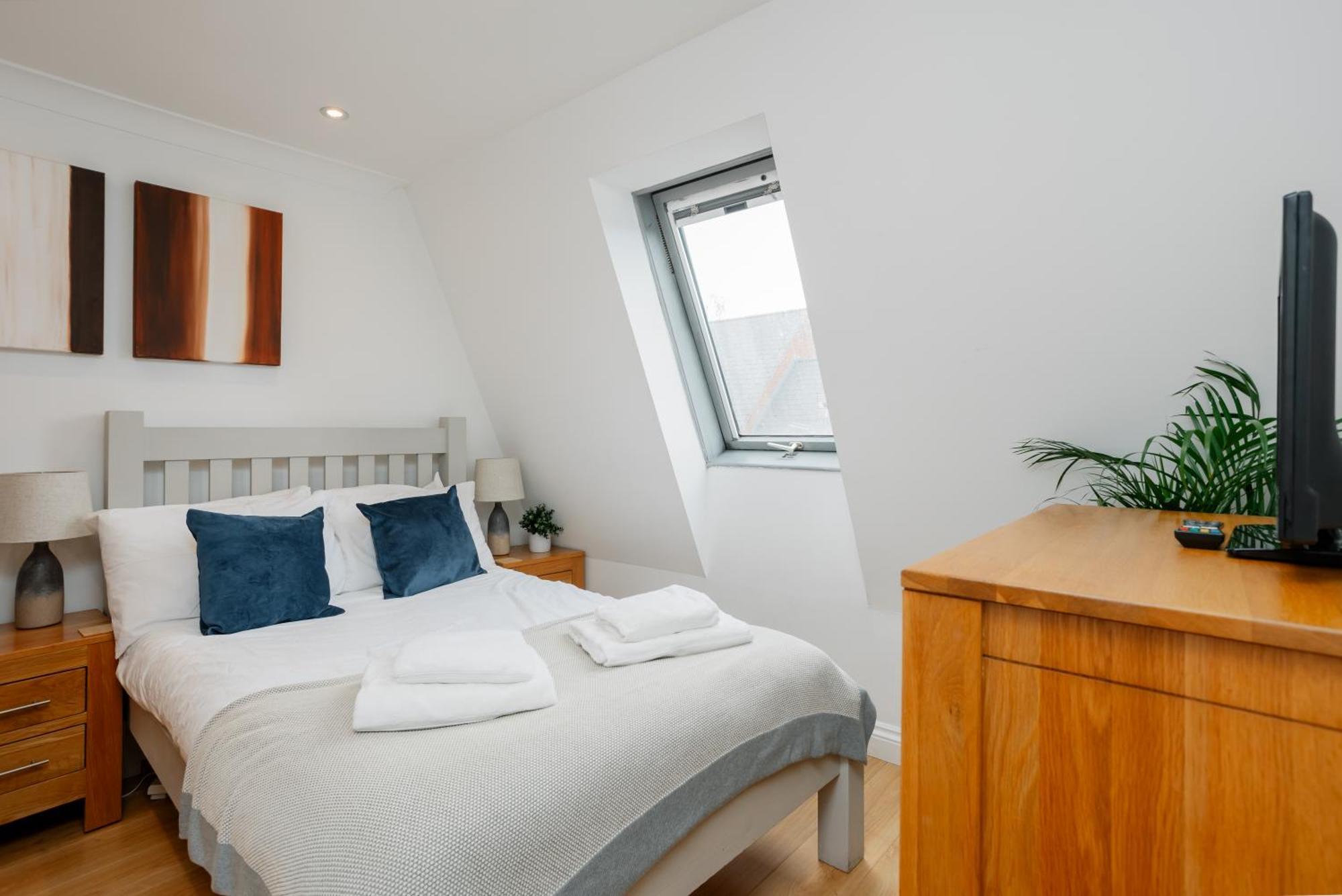 Starhost Residences - Central 3 Bed Apartment At Regents Court, Newbury نيوبري المظهر الخارجي الصورة