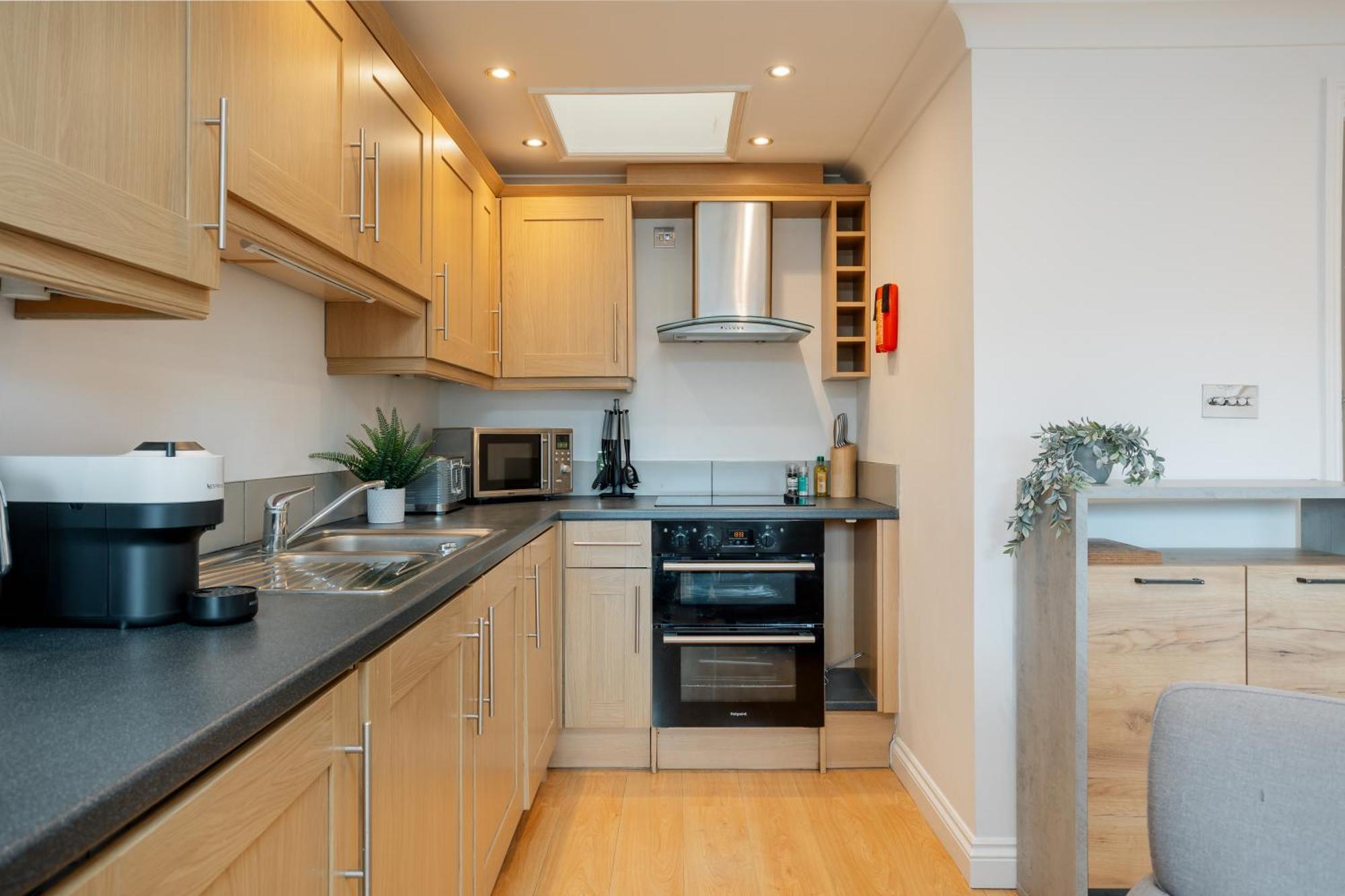 Starhost Residences - Central 3 Bed Apartment At Regents Court, Newbury نيوبري المظهر الخارجي الصورة