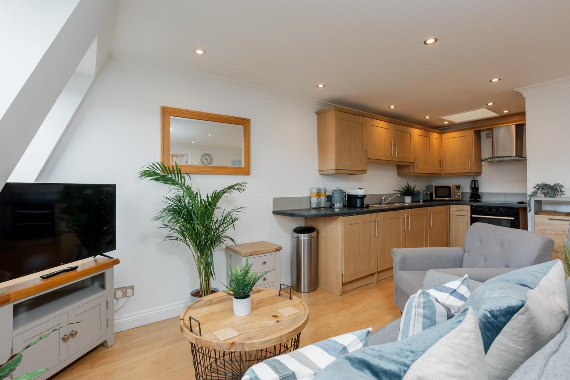 Starhost Residences - Central 3 Bed Apartment At Regents Court, Newbury نيوبري المظهر الخارجي الصورة
