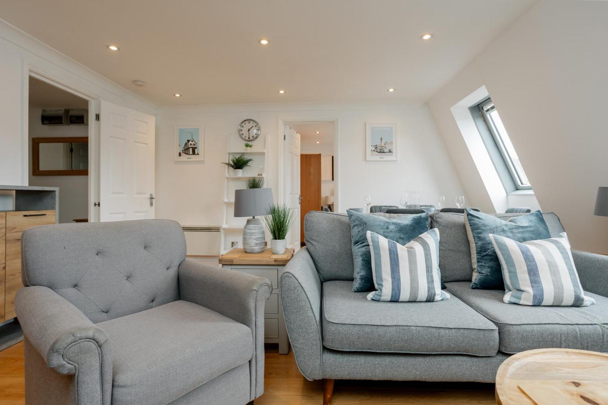 Starhost Residences - Central 3 Bed Apartment At Regents Court, Newbury نيوبري المظهر الخارجي الصورة