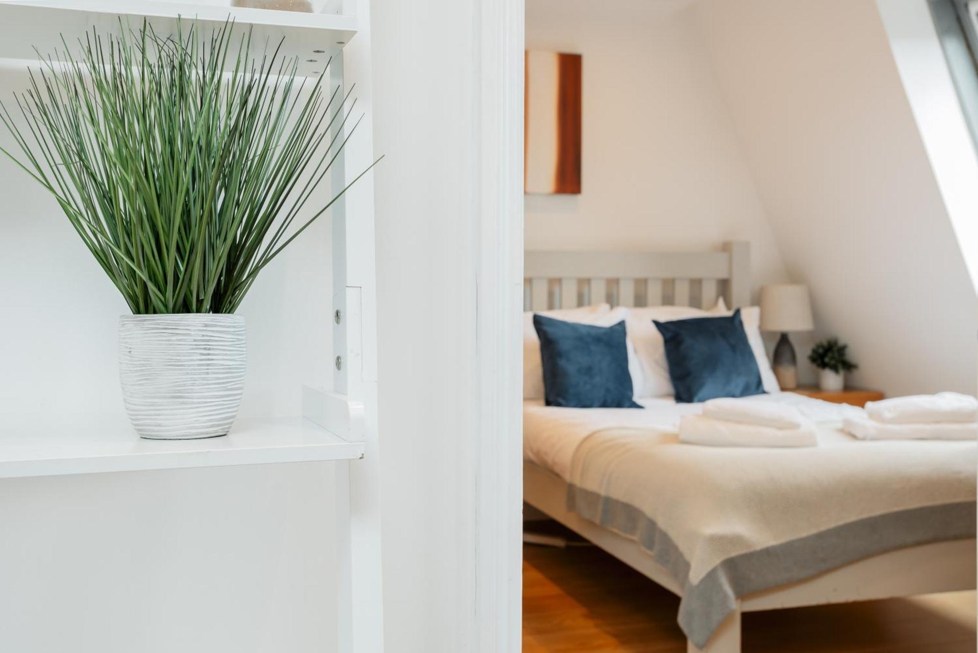 Starhost Residences - Central 3 Bed Apartment At Regents Court, Newbury نيوبري المظهر الخارجي الصورة