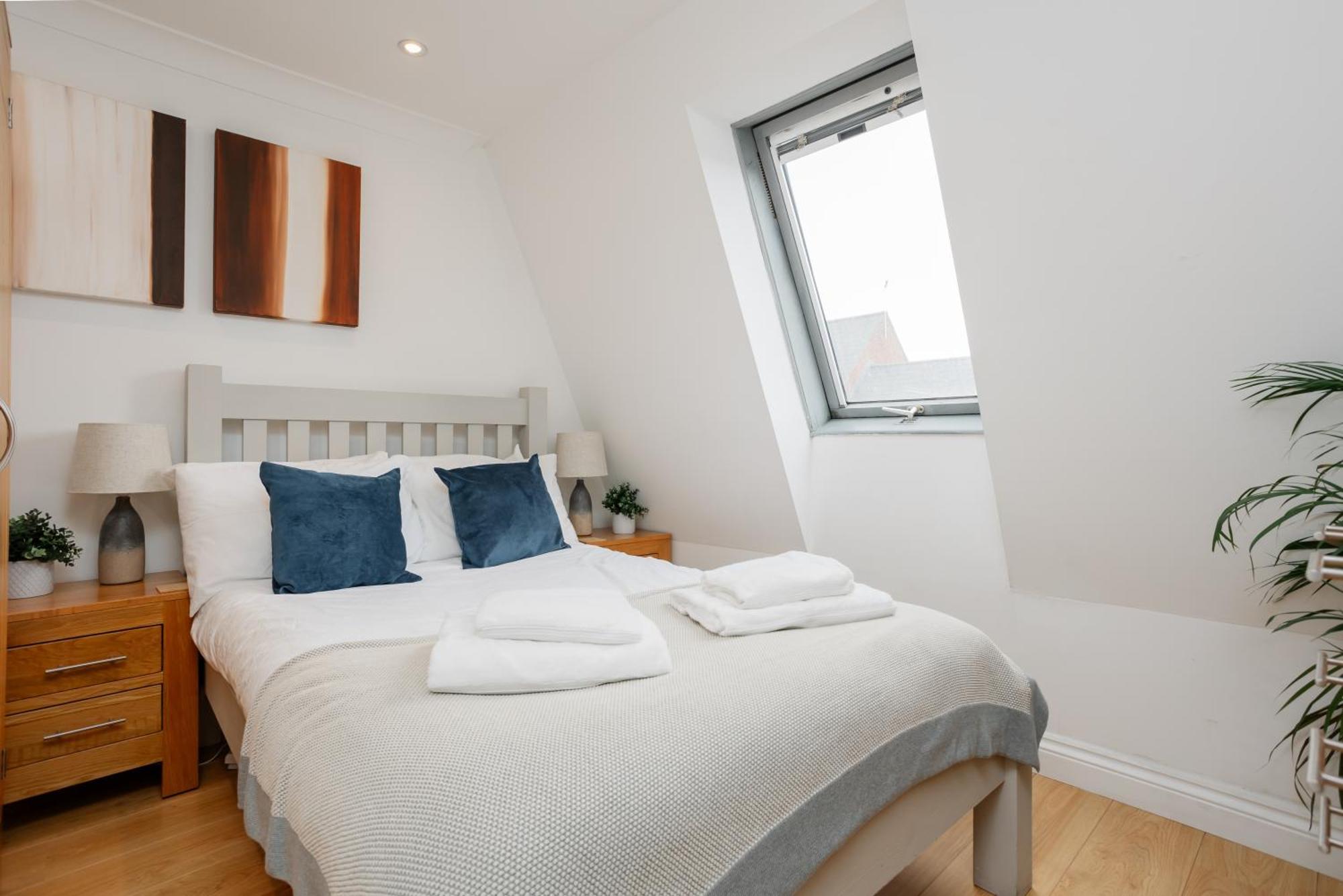 Starhost Residences - Central 3 Bed Apartment At Regents Court, Newbury نيوبري المظهر الخارجي الصورة