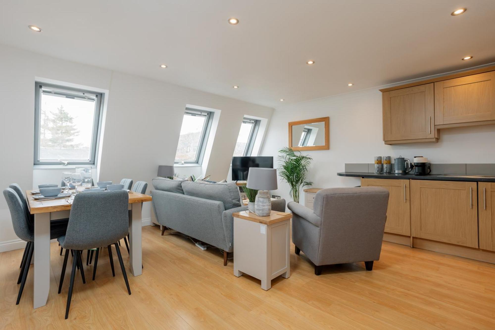 Starhost Residences - Central 3 Bed Apartment At Regents Court, Newbury نيوبري المظهر الخارجي الصورة