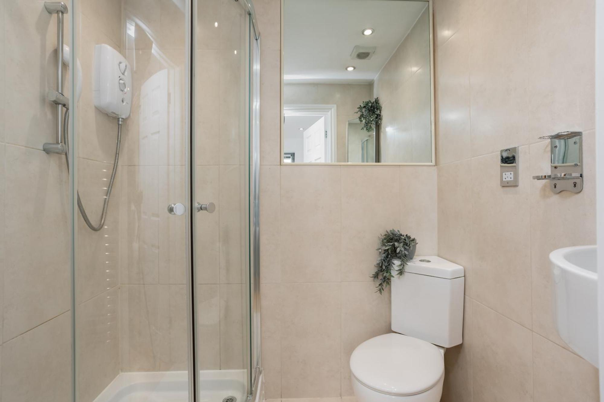 Starhost Residences - Central 3 Bed Apartment At Regents Court, Newbury نيوبري المظهر الخارجي الصورة