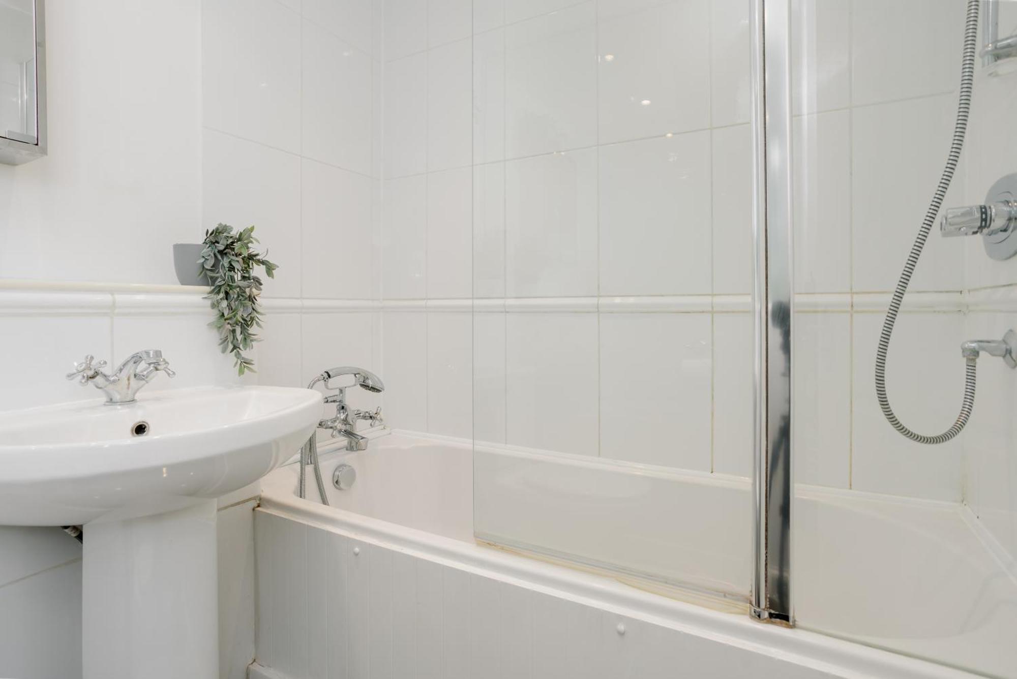 Starhost Residences - Central 3 Bed Apartment At Regents Court, Newbury نيوبري المظهر الخارجي الصورة