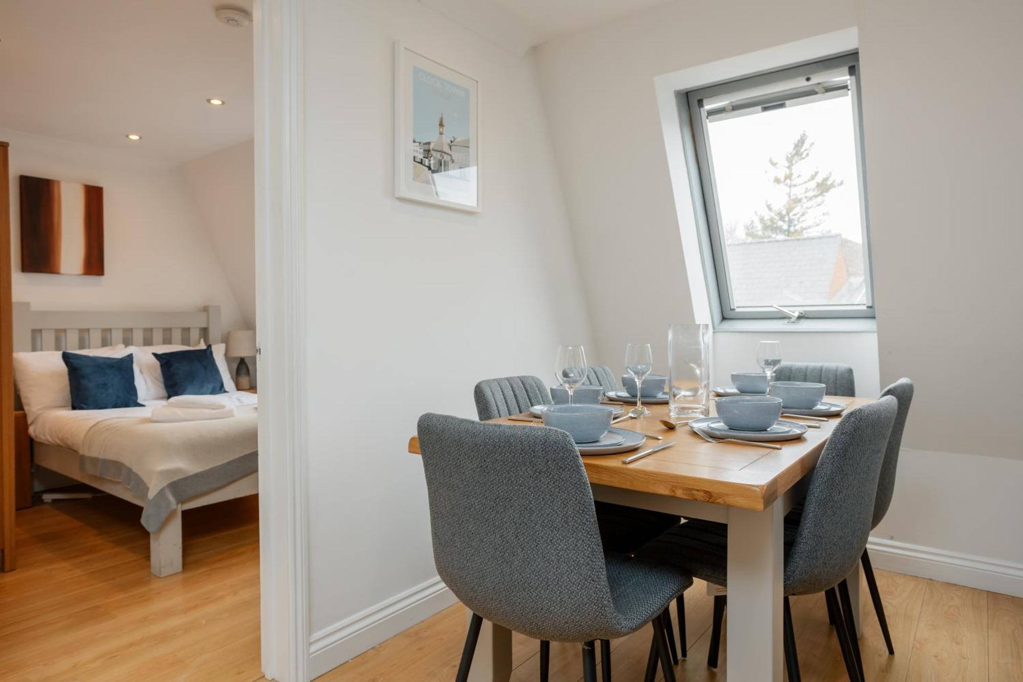 Starhost Residences - Central 3 Bed Apartment At Regents Court, Newbury نيوبري المظهر الخارجي الصورة
