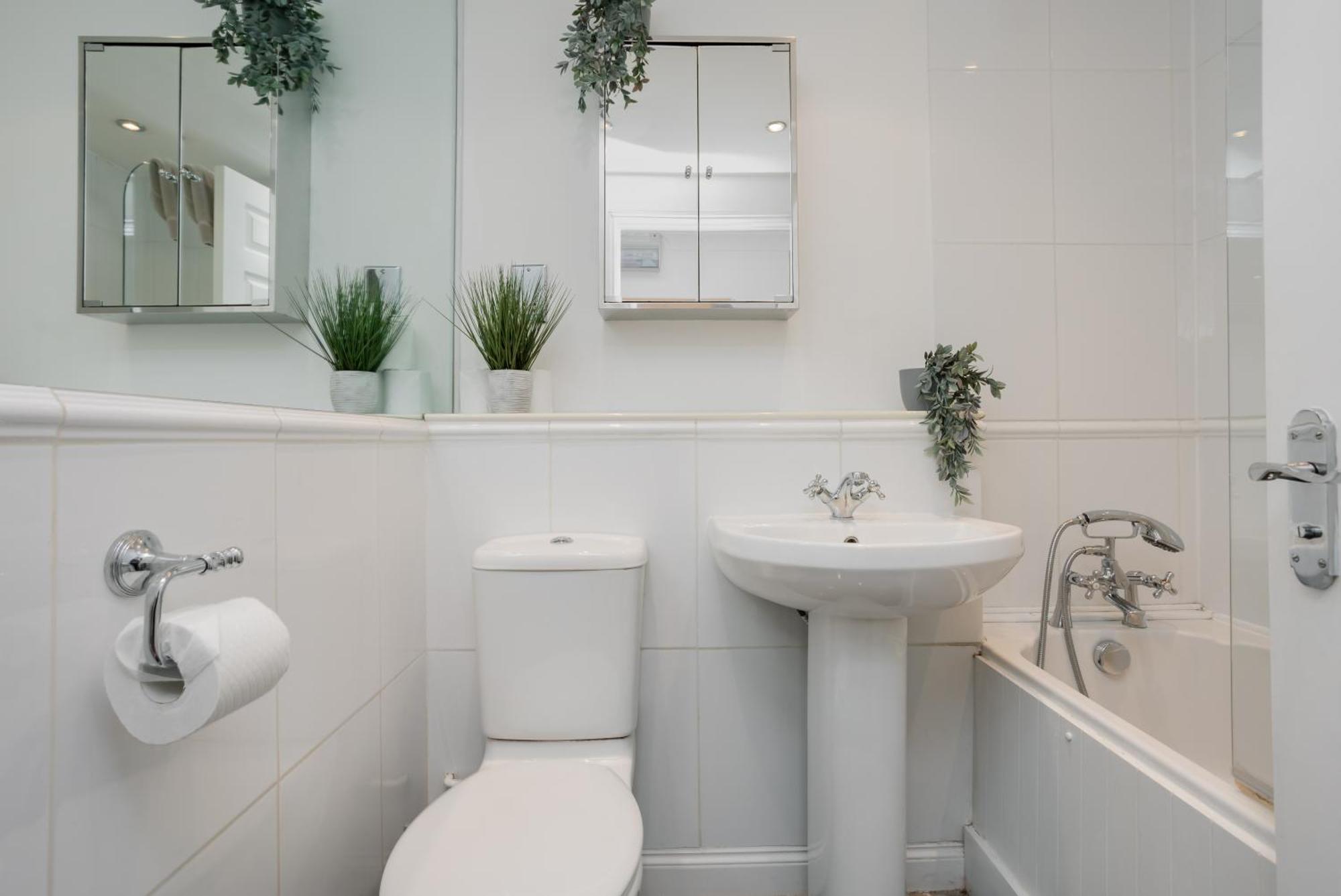 Starhost Residences - Central 3 Bed Apartment At Regents Court, Newbury نيوبري المظهر الخارجي الصورة