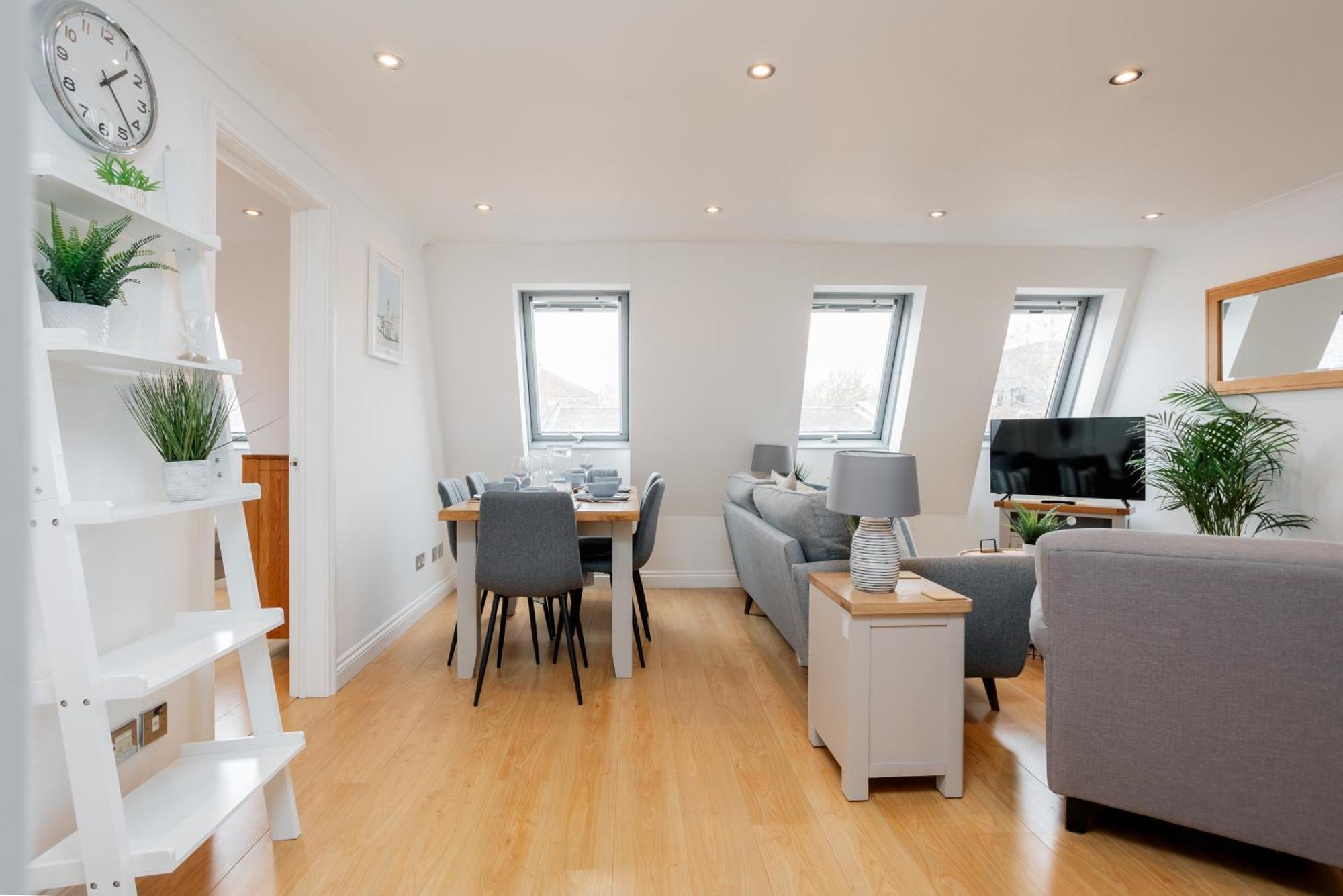 Starhost Residences - Central 3 Bed Apartment At Regents Court, Newbury نيوبري المظهر الخارجي الصورة