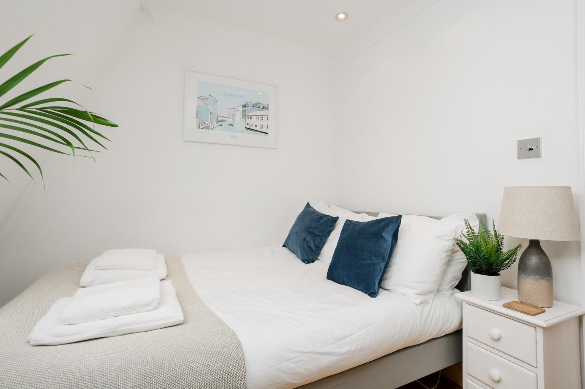 Starhost Residences - Central 3 Bed Apartment At Regents Court, Newbury نيوبري المظهر الخارجي الصورة