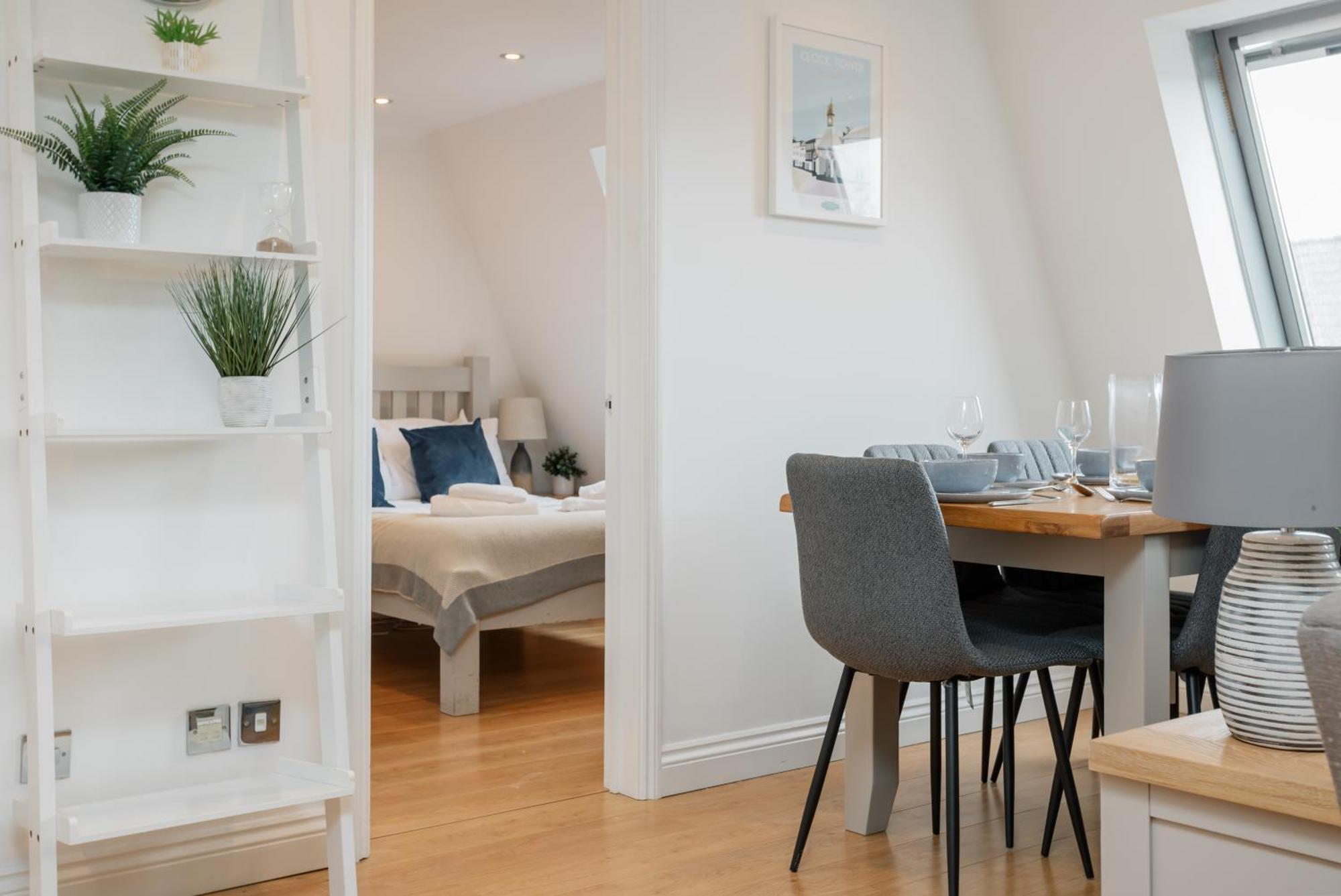 Starhost Residences - Central 3 Bed Apartment At Regents Court, Newbury نيوبري المظهر الخارجي الصورة